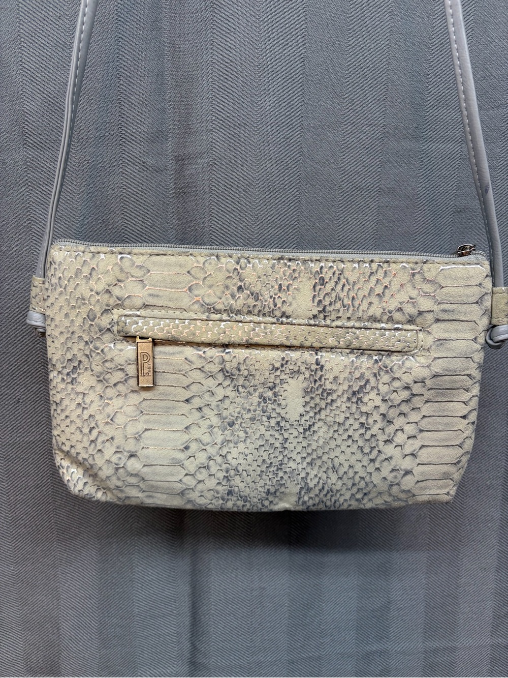 Pinky leather faux snake skin texture, metallic toned beige/silver Crossbody